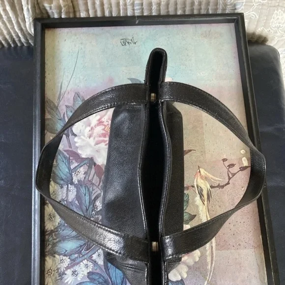 CHANEL Black Leather Shoulder Bag with Classic Design - Picture 11 of 17